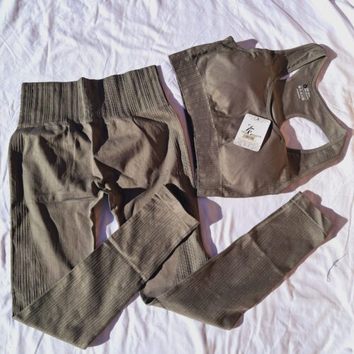 CONJUNTO MUSCULOSA COLOR OLIVA TALLE L A227A ZETA BEAUTY