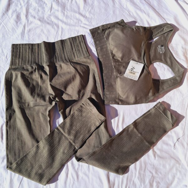 CONJUNTO MUSCULOSA COLOR OLIVA TALLE L A227A ZETA BEAUTY