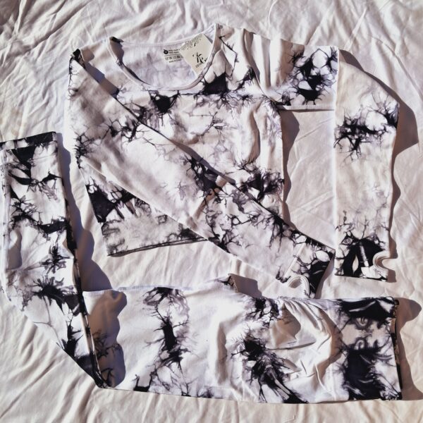 CONJUNTO MANGAS LARGAS BLANCO CON NEGRO TALLE M ZETA BEAUTY