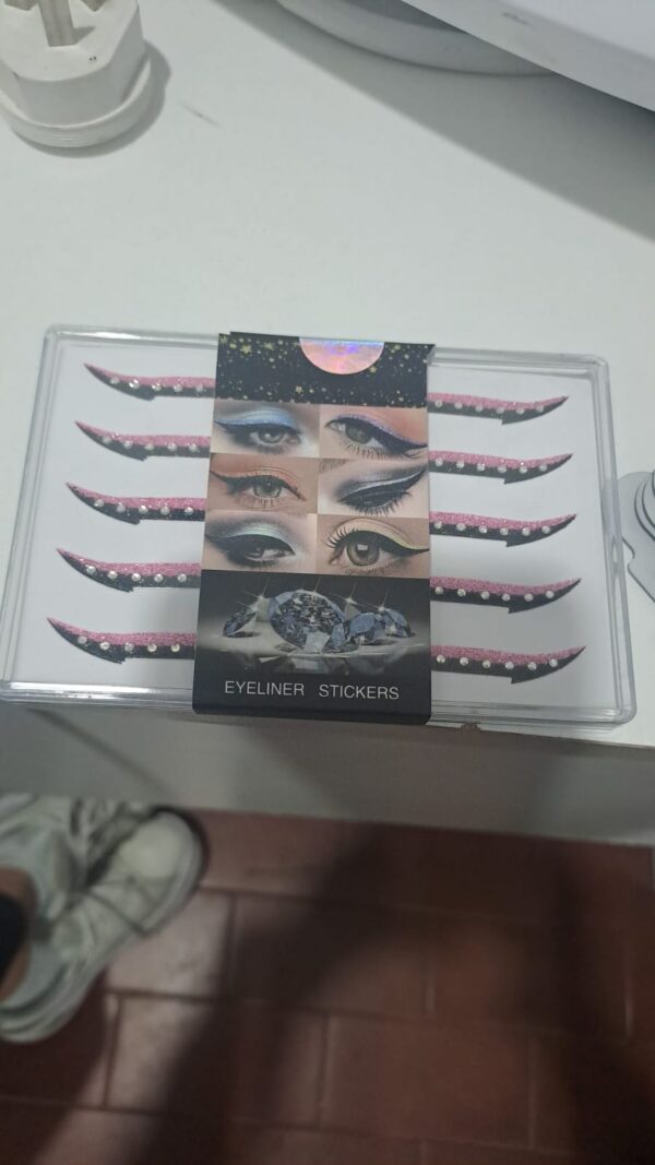 DELINIADO EN STICKER  EYELINER